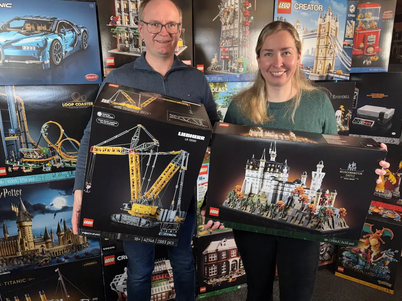 Marije och Maarten sitter bland LEGO lådor.